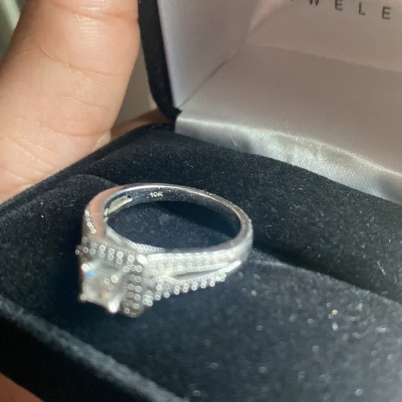 10k White Gold Diamond Engagement Ring - Picture 4 of 12